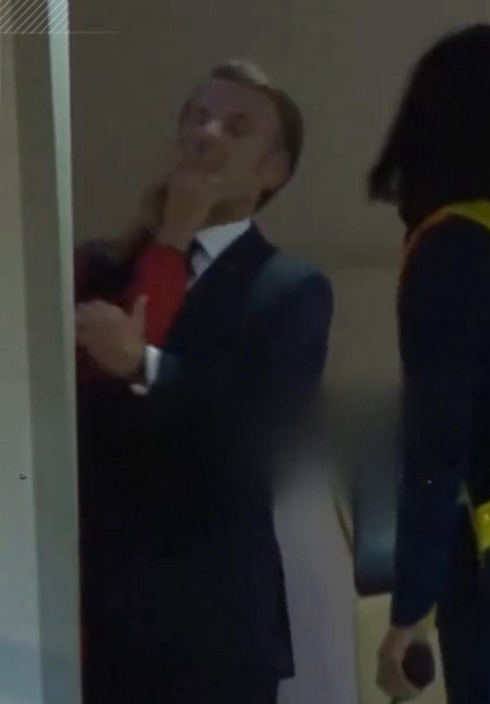 “Shocking! Brigitte Macron Hits the President in Front of Cameras — What Just Happened?” ( video )