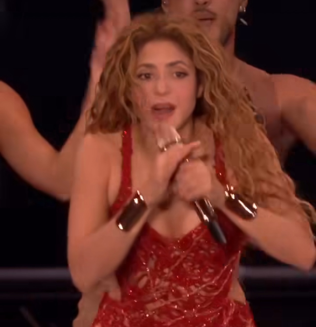 📰 “Shakira Falls on Stage – But What She Does Next Leaves Everyone Speechless!”