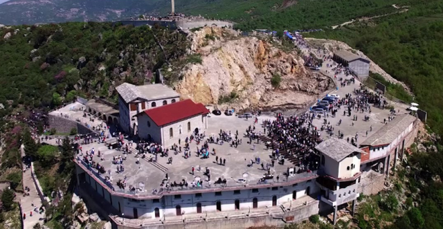 “Të verbrës iu kthye shikimi”, Prifti rrëfen mr*kullitë që ka parë me sytë e tij në Kishën e Laçit