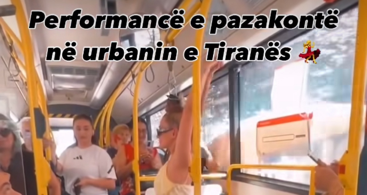 Spektakël në lëvizje! Akrobatja habit pasagjerët në urbanin e Kombinatit duke u varur nga flokët