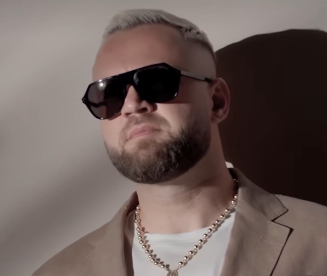 “BOOM! Luiz Ejlli kthehet fuqishëm – ja kush është këngëtarja që i vuri ‘flakën’ verës!”