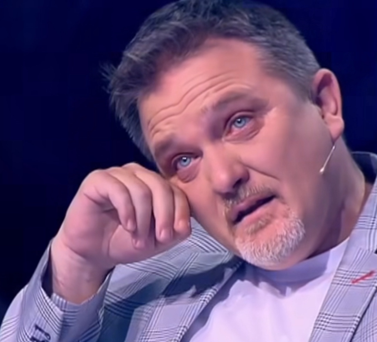 Jul Deda shpërthen në lot: suprizohet nga familjarët në skenë ( video )