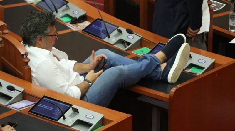 “Shkallon Thuthuqi” Edi Paloka, shan gazetarët që pyesin Berishën për disfatën: R*pt ku t’i keni!