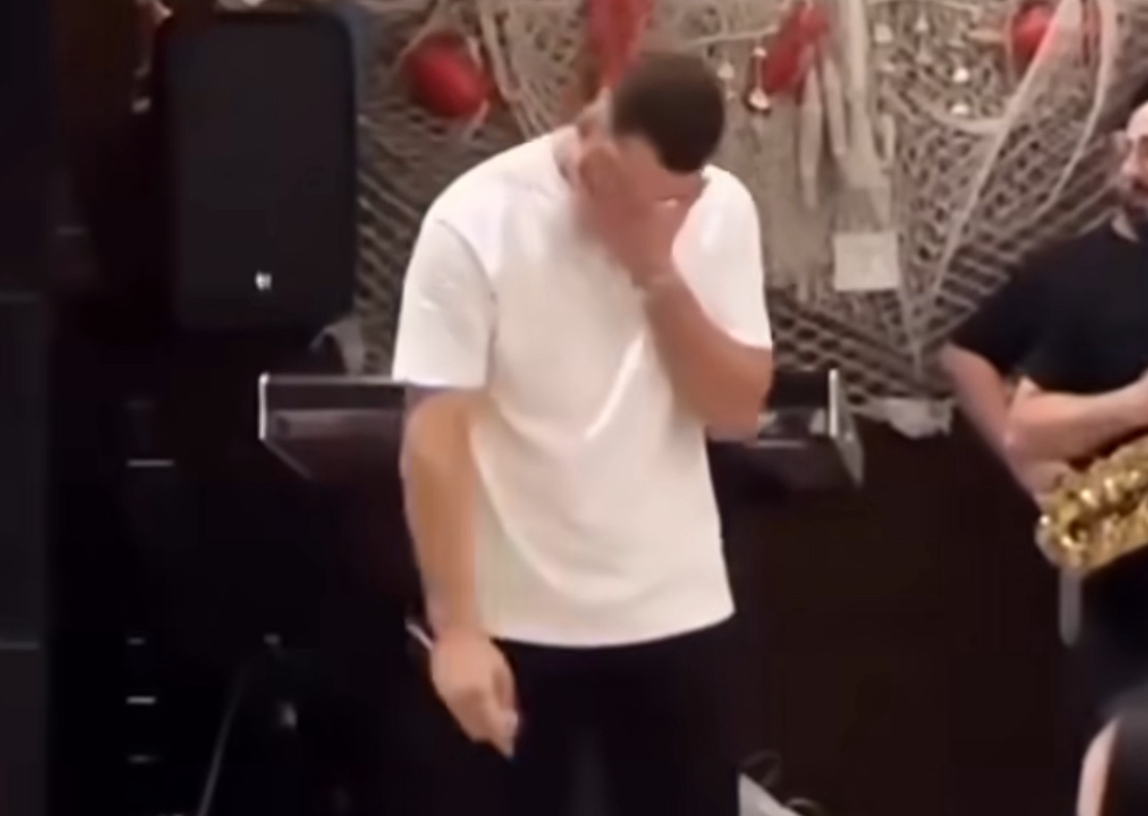 🧨 “Arroje”! Fansat nuk harrojnë Loredanën – Jozi shpërthen në të qeshura LIVE në skenë! 😅🎤