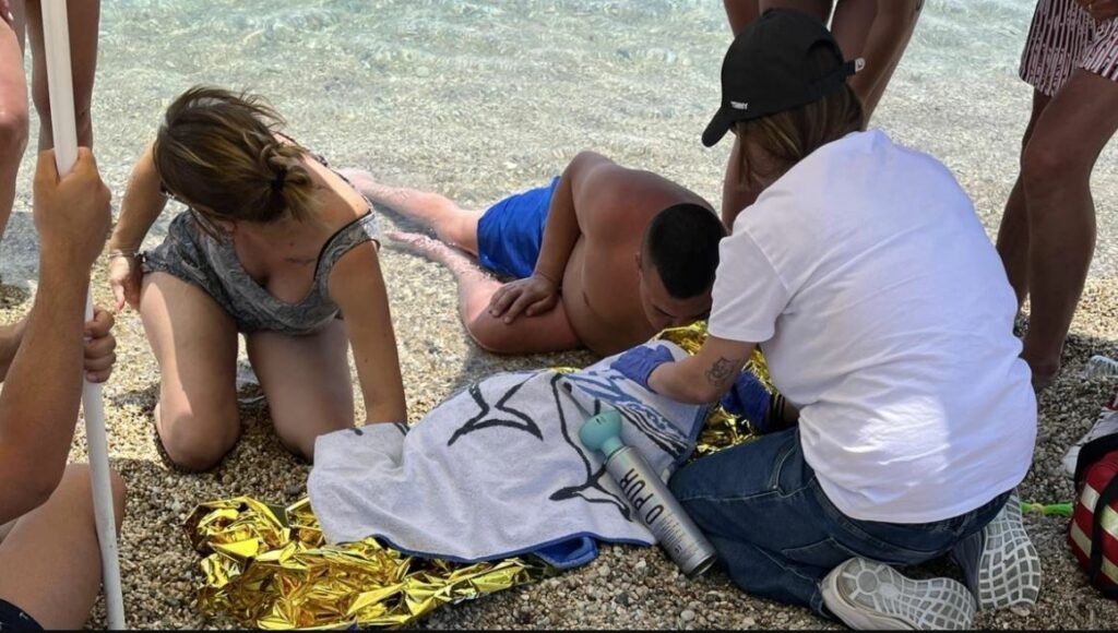 4-vjeçari pëson at*k kardiak në plazh, rikthehet në jetë falë mjekut hero që ndodhej aty për pushime