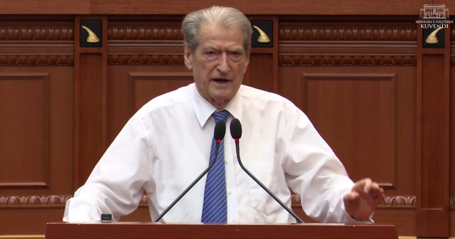 Sali Berisha ne gjendje jo te mire shendetesore! Dalin pamjet nga Parlamenti, ja cfare ndodhi kur u ngrit (Video)