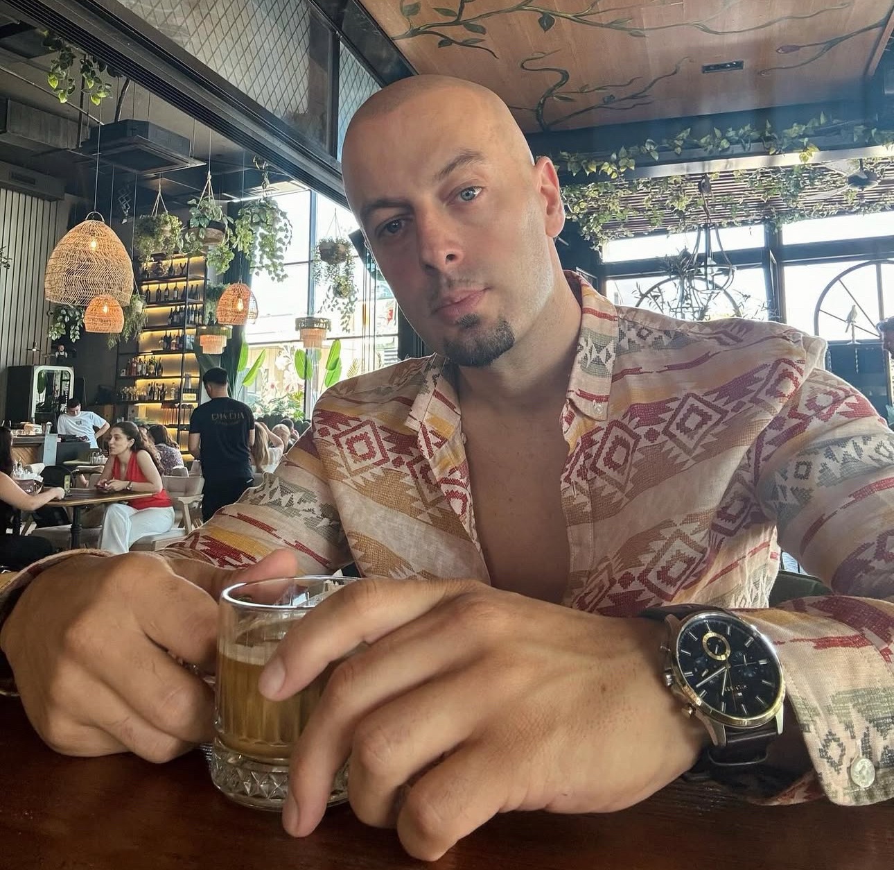 Këngëtari i famshëm lë skenën për dashurinë? Pamjet nga pushimet intime të Adrian Gaxhës!
