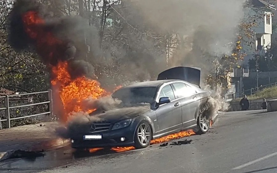 Pse marrin flakë makinat? Çdo javë digjen 5 automjete, ekspertët tregojnë se ku gabojnë shoferët
