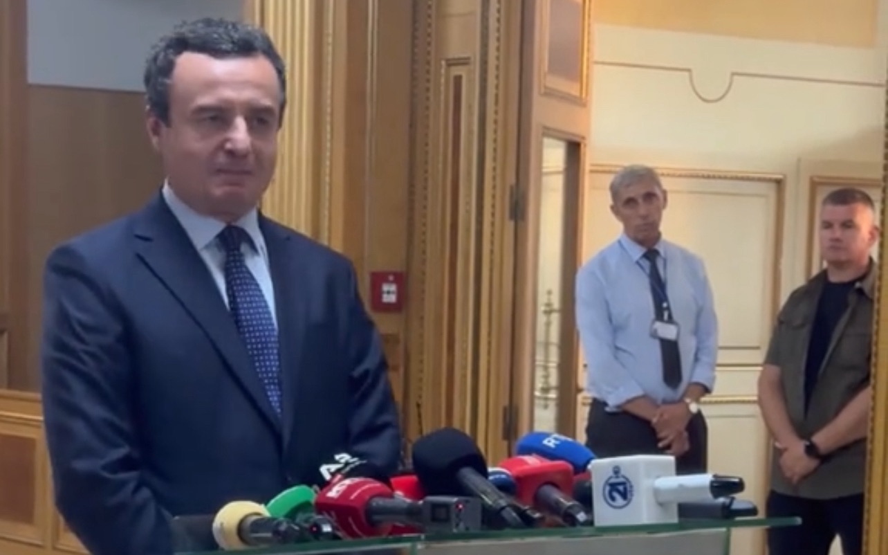 Moment epik në konferencë: Gazetarja “zë ngushtë” Albin Kurtin – përgjigjja për Shqipërinë shkakton shpërthim të madh të qeshurash! (VIDEO)