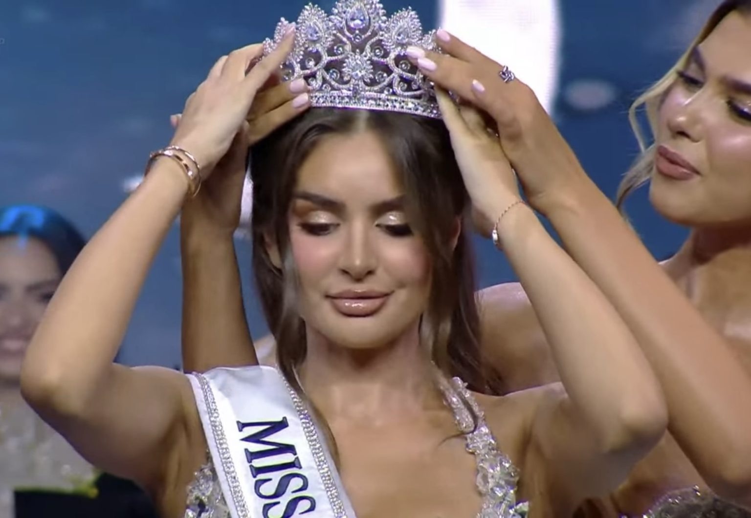 Bukuroshja nga Fieri shpallet Miss Universe Albania! Kush eshte bukuroshja qe rremebu kuroren