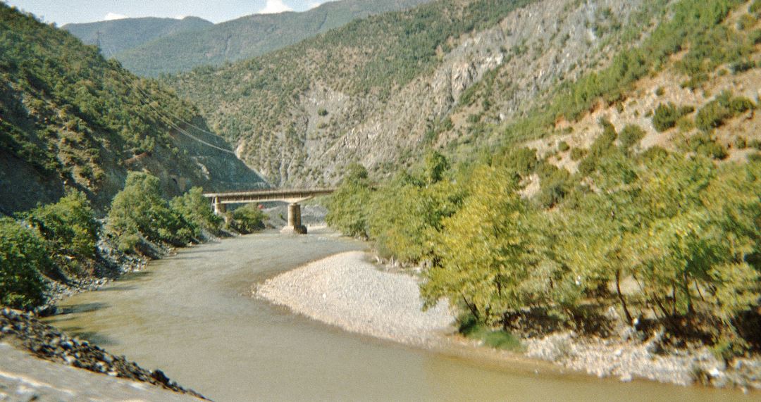 E rëndë! U denoncua i zhdukur, trupi i pajetë i djalit 6-vjeçar gjendet i pajetë buzë lumit Shkumbin