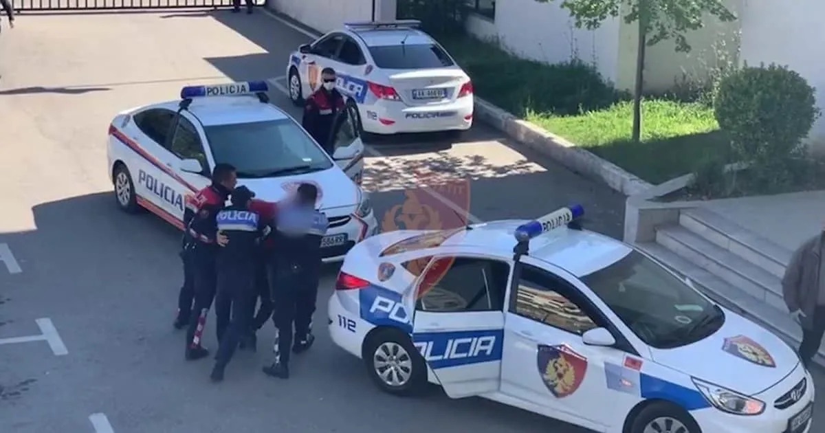 E rëndë në Fier! 30-vjeçari bashkë me dy adoleshentë kryejnë marrëdhënie me një vajzë 13 vjecare (detajet)
