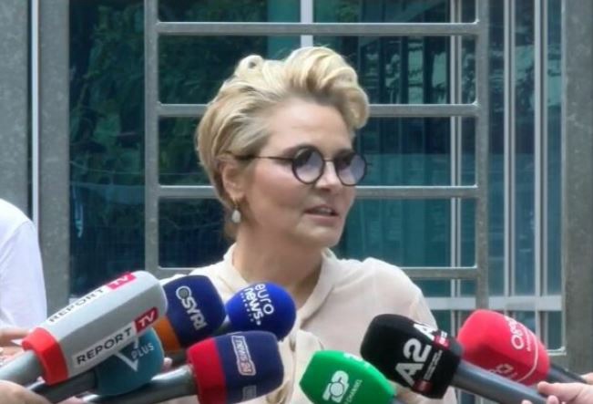S’kemi bërë harxhime të mëdha”, Kryemadhi në SPAK me syze sa një rrogë minimale, nuk do ta besoni sa kushtojnë