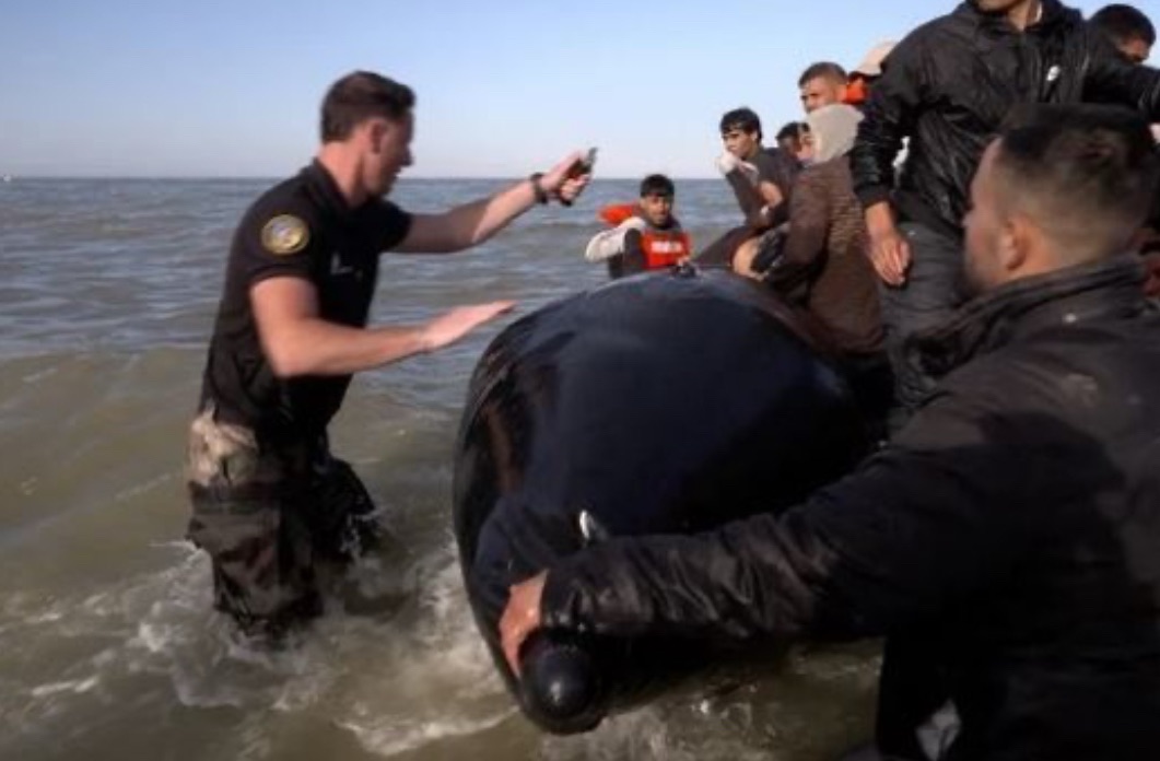 Dramë në bregdetin francez: Policia shpon gomonen e emigrantëve në sekondat e fundit!