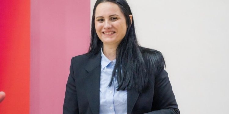 PROFIL/ Kush është Maldrita Bardho që i “rrëmbeu” mandatin e deputetes Zegjine Çaushit