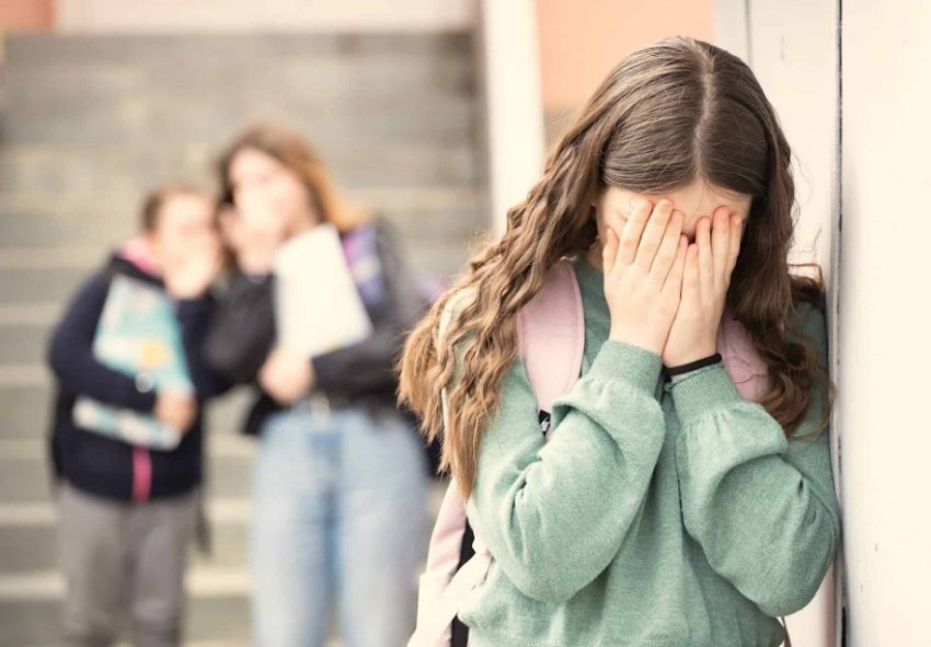 Bashkëmoshataret b*llizojnë adoleshenten: Na thuaj të hëngsha k****! E h*dhin në ferra