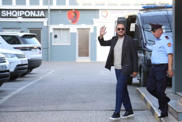 U lirua nga qelia pas 10 muajsh në burg, Ervin Salianji del nga gjykata! Ja çfarë deklaroi për mediat