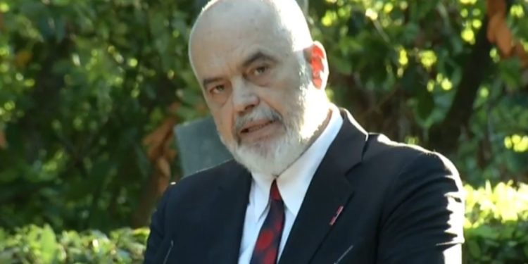 Valë dorëheqjesh në dy qytete të tjera të Shqipërisë/ Rama nis operacionin “fshesa”…
