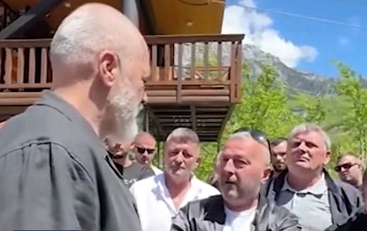 Edi Rama  Tradhetoi banoret e Thethit , para zgjedhjeve ju premtoi falje gjobash dhe sot ju beri hatanë ( VIDEO )