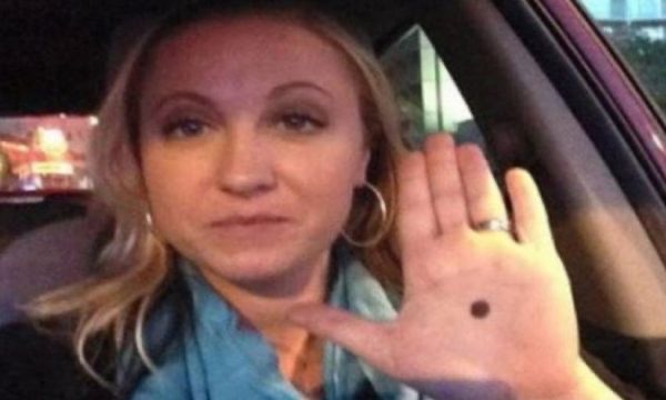 Nëse shihni dikë me këtë shenjë në dorë, lajmëroni menjëherë policinë