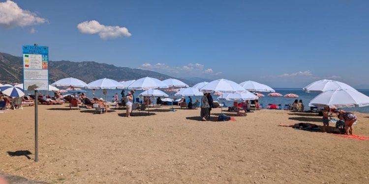 Ky është plazhi më i lirë në Shqiperi, çadra FALAS/ Pushuesi habitet me çmimet…