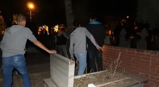 Banorët dëgjonin të qara që vinin nga varrezat gjatë natës, sh*kohen në mëngjes nga ajo që shohin