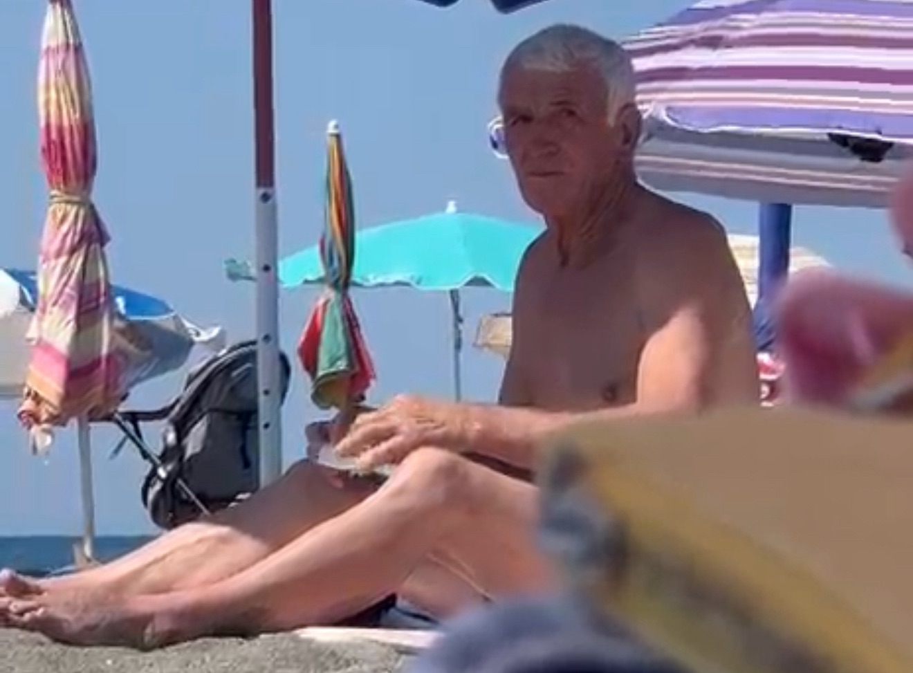 Burri ne moshe te madhe i ben gjeste goces se re ne plazh ! ( Video )