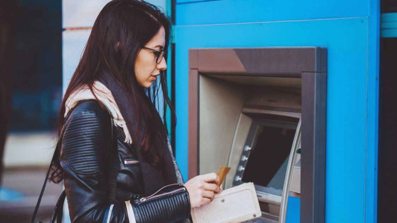 Nëse vazhdoni ta bëni këtë kur tërhiqni para nga një bankomat, praktikisht po deklaroni të dhënat e llogarisë suaj: ndaloni menjëherë.