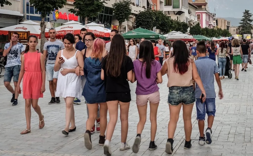 KODI I RI PENAL/ Nga 18 në 21 vjeç: Rritet mosha e minorenëve në Shqipëri! Çfarë do të thotë kjo për të rinjtë?