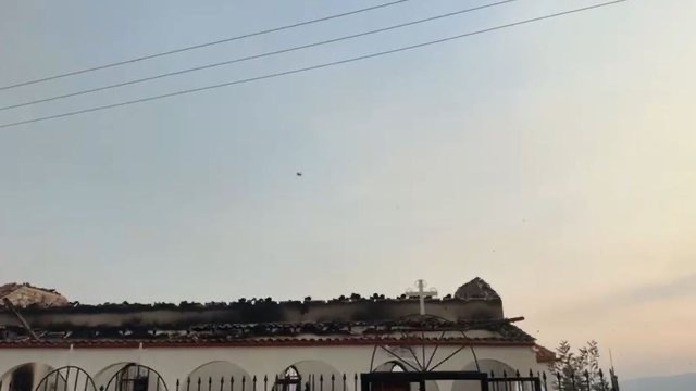 Flakët përfshijnë Lefterhorin: Mungojnë zjarrfikësit, banorët përballen edhe me “sulmin” e bletëve