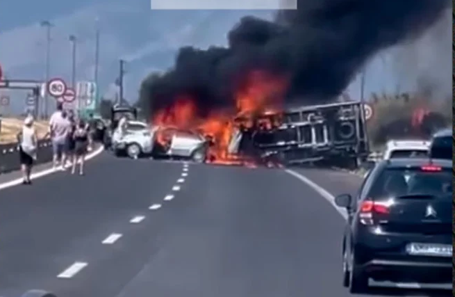 Tmerr në Greqi: Makina përfshihet nga flakët, tre shqiptarë humbin jetën